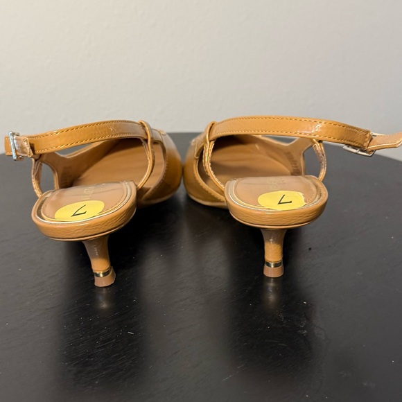 Kenneth Cole Tan Camel Kitten Heal Sling Back Sandal - Picture 6 of 7